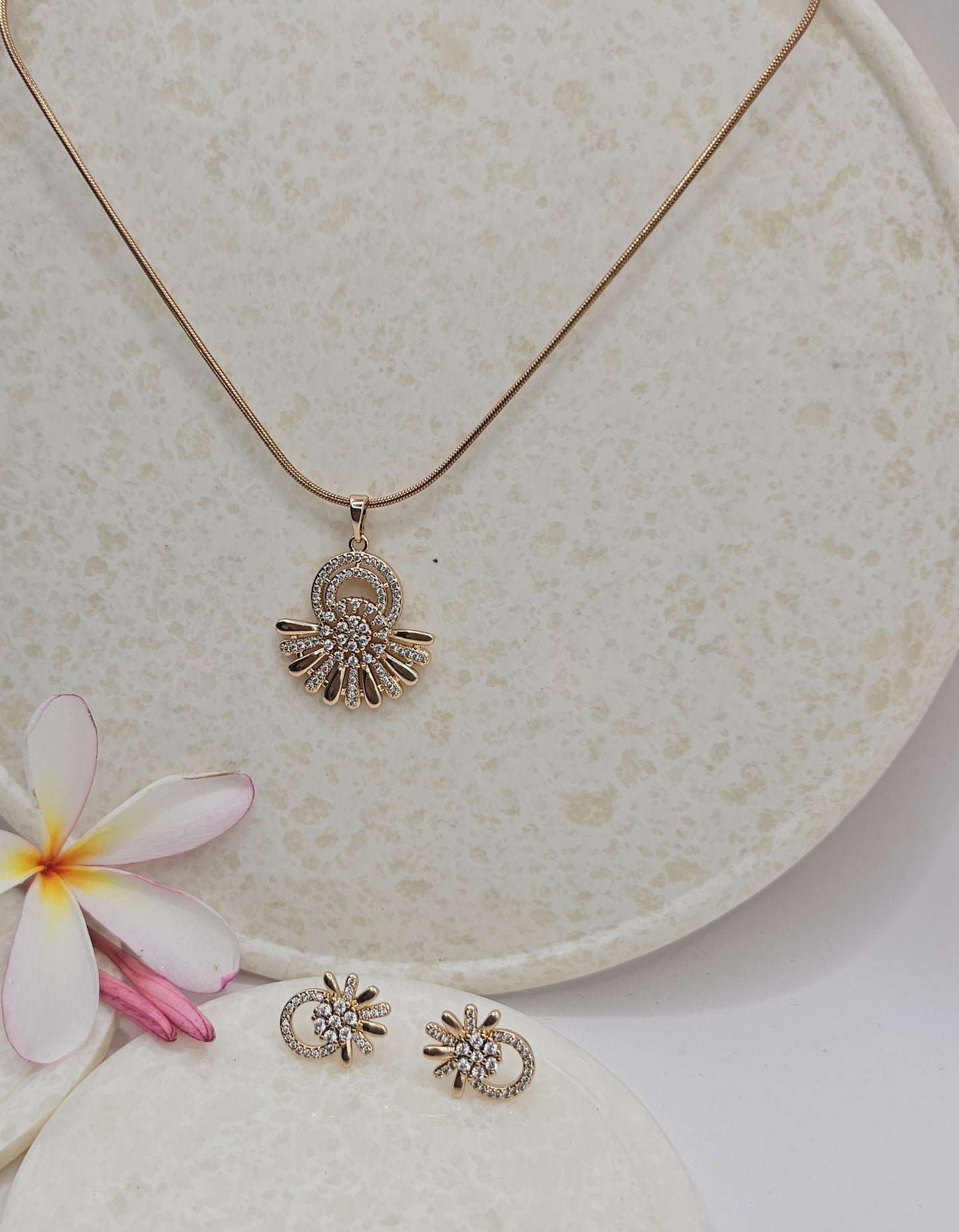 Daily use pendant set