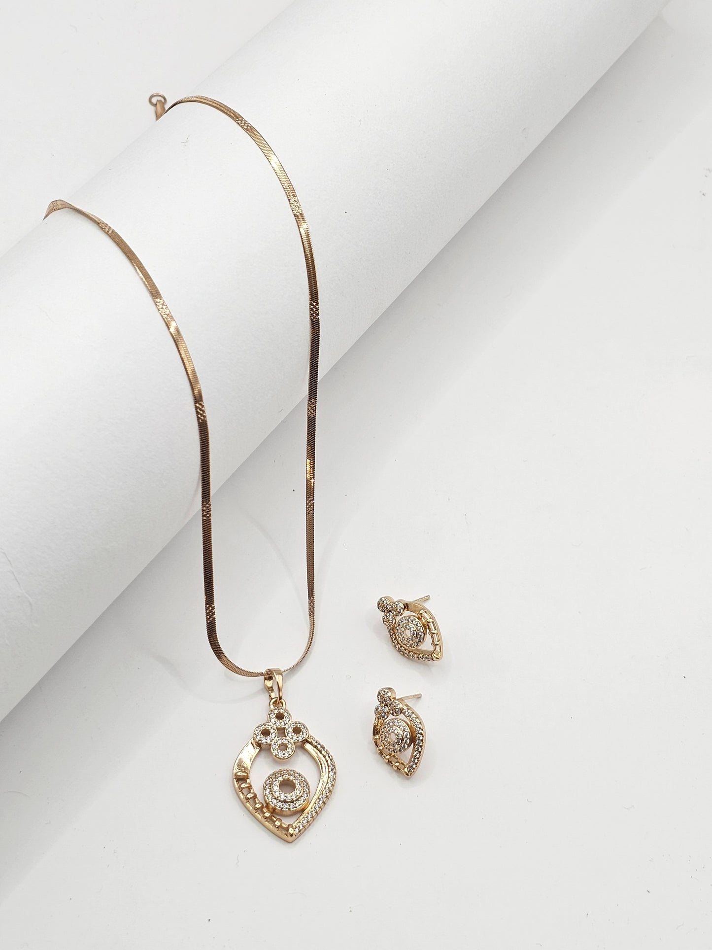 Delicate Pendant set