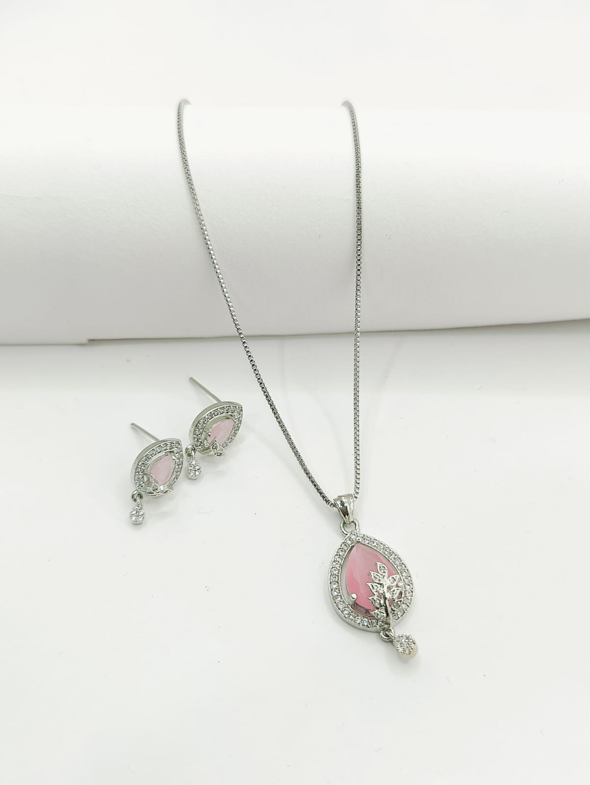 Daimond pendent set