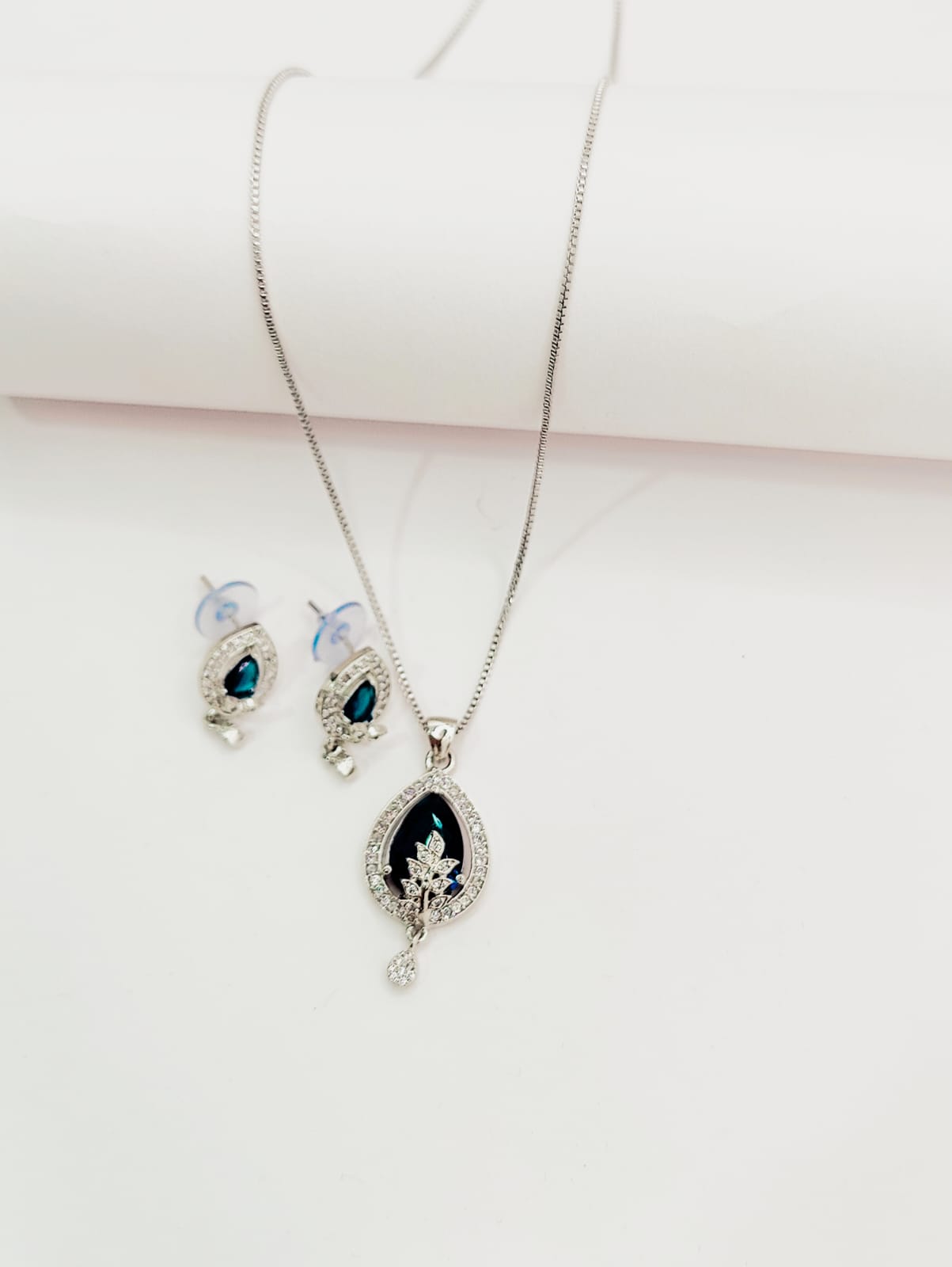 Daimond pendent set