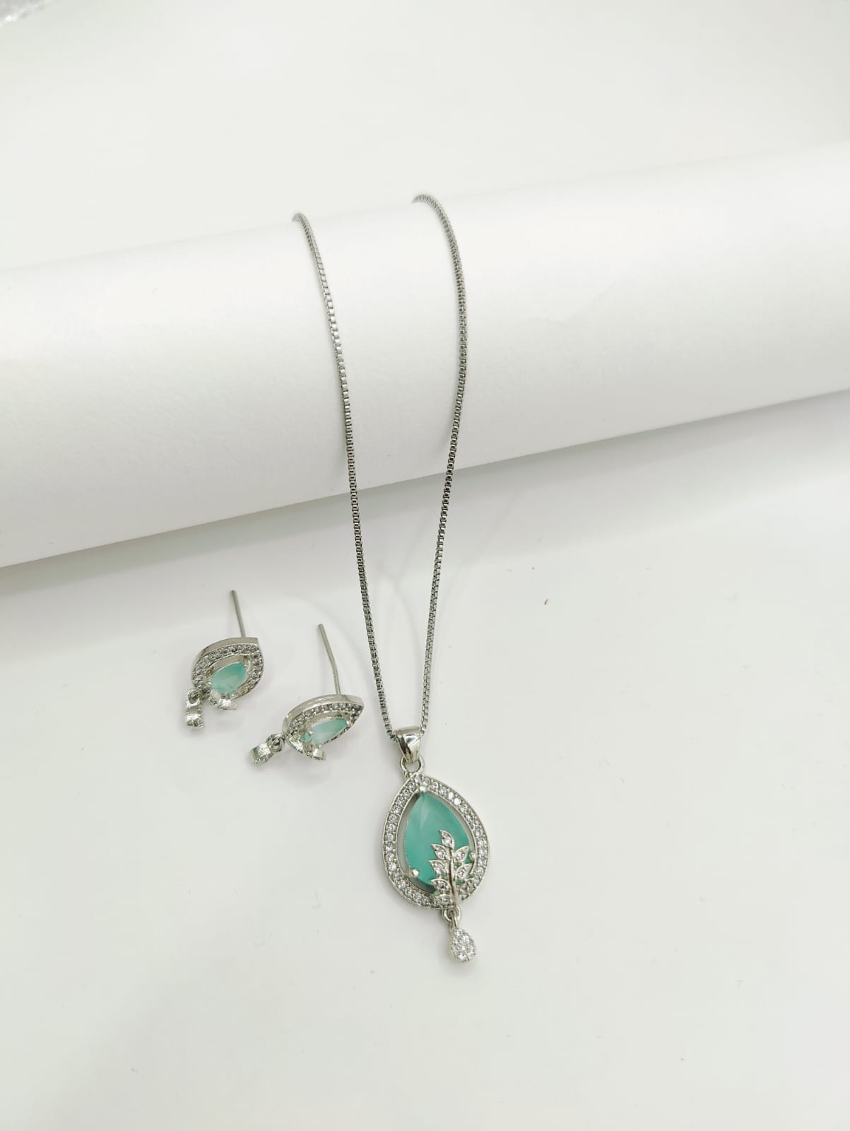 Daimond pendent set